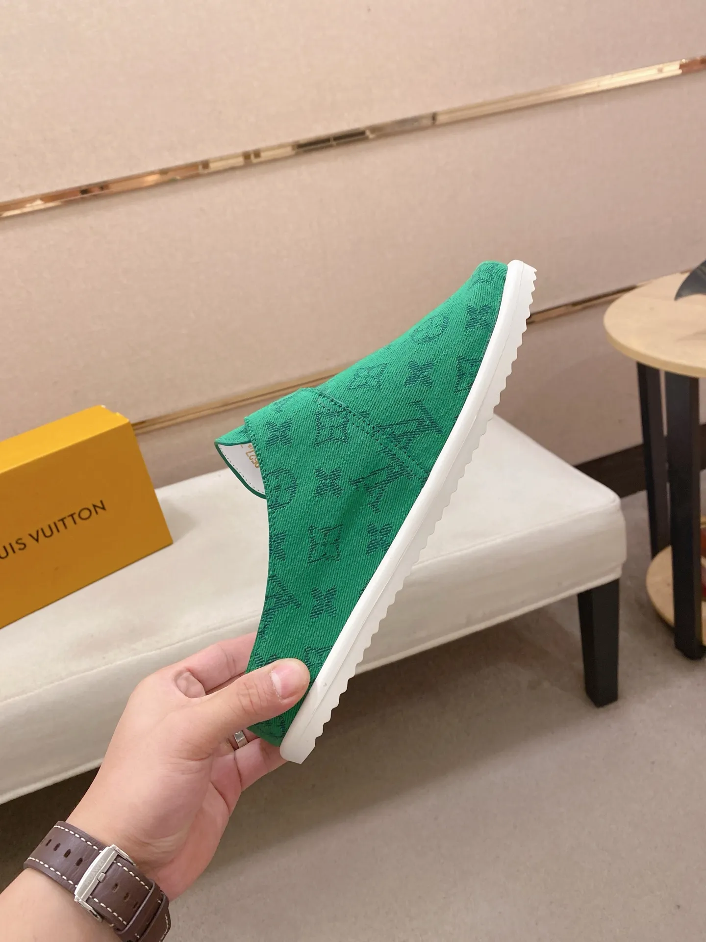 Men's shoes 💰: 360💰LV made 🔍Top purchasing agents, men's spring and summer slippers are available at the same counter. The uppers are made of Italian imported denim with logo graphics and high-quality craftsmanship. The soles are original soles specially provided by the original factory. The exclusive movable molded soles are super comfortable. Original factory follow-up products. 🔍🔍High quality. You can enter and exit the counter at will. Welcome to compare. The code number is 38-44.